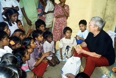 2002_Irmgard Castelhun verteilt Geschenke