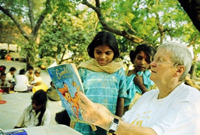 Irmgard Castelhun verteilt Geschenke_2